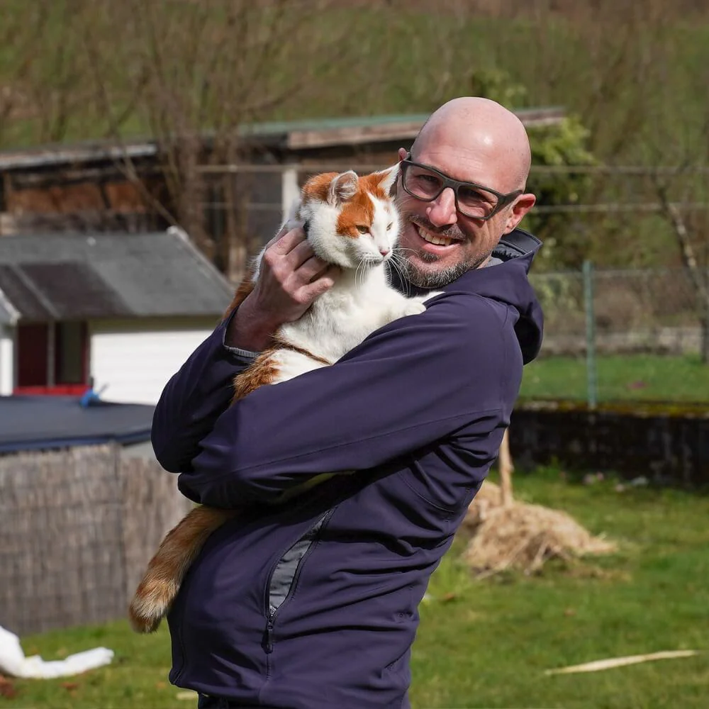 Nala im Arm der Besitzerin