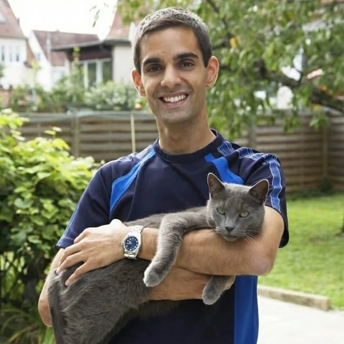 Alan Ellenberger, Gründer von petTracer, mit seiner Katze Topolino